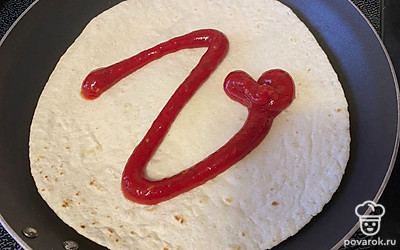 Лаваш положите на сухую сковородку, смажьте кетчупом. Включите медленный огонь.