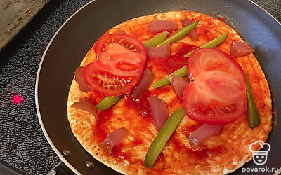 Помидор помойте, нарежьте ломтиками.