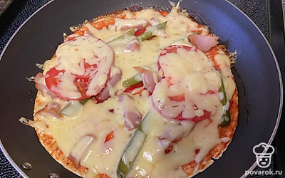 Оставьте пиццу под крышкой на 5-7 минут.