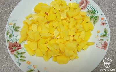 В мясной бульон выложите нарезанный кубиками картофель.