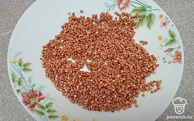 Добавьте промытую гречку. Варите 5 минут. 