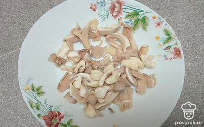 Добавьте нарезанные вешенки. Варите еще 5 минут. 