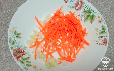 Добавьте натертую на терке морковь и нарезанный кубиками репчатый лук. Варите еще 10 минут. 