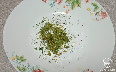 Добавьте сушеную петрушку. 