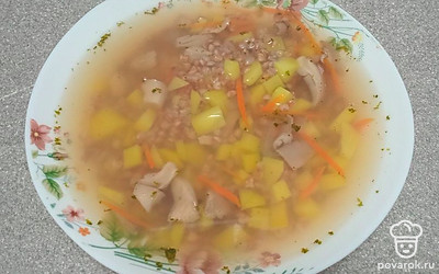 Посолите суп по вкусу, варите еще 5 минут. Разлейте суп по тарелкам.