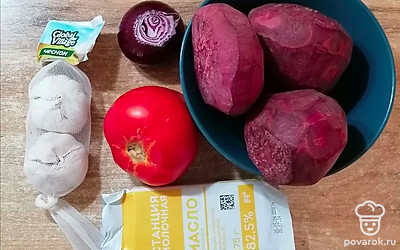 Подготовьте все ингредиенты. Свеклу, лук и чеснок очистите, помойте.