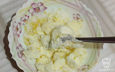 Размягченное сливочное масло соедините с сахаром и цедрой. Перемешайте, дайте постоять 10 минут.