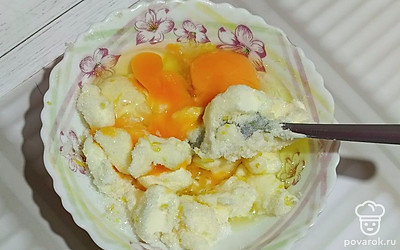 Вмешайте в сливочную массу яйца.