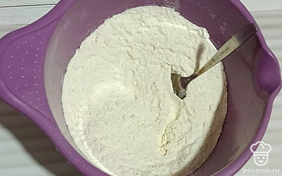 Муку соедините с разрыхлителем, перемешайте.