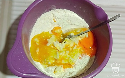 В мучную смесь добавьте яйцо, сахар, цедру и сливочное масло. Замесите тесто.