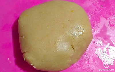 Отправьте тесто на 30 минут в холодильник.