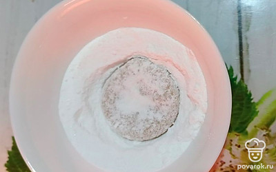 Сформируйте шарики из теста, обваляйте в сахарной пудре.