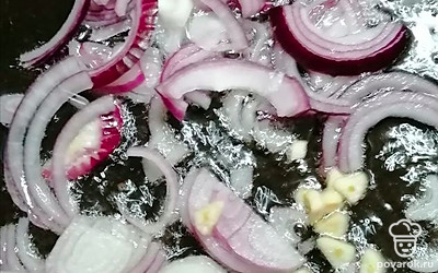 Добавьте произвольно нарезанный чеснок. Обжаривайте еще 3 минуты.