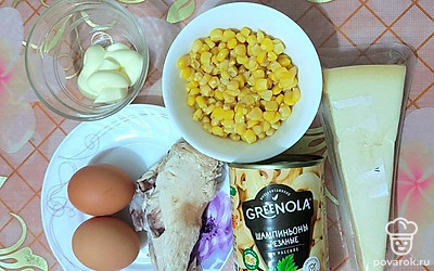 Подготовьте все ингредиенты. Куриное филе отварите до готовности. Яйца отварите вкрутую. 