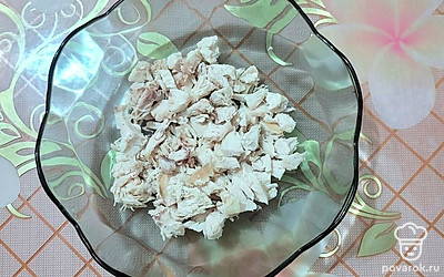 Куриное филе нарежьте небольшими кусочками. 