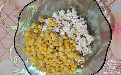 Добавьте консервированную кукурузу. 