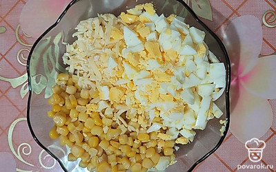 Яйца нарежьте небольшими кубиками. 