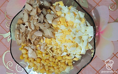 Грибы нарежьте небольшими кусочками, обжарьте на сковороде с небольшим количеством растительного масла. Добавьте в салатник к остальным ингредиентам. 