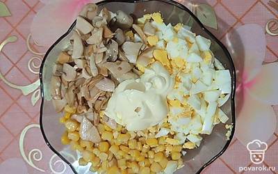 Перед подачей к столу салат посолите, заправьте майонезом. Сверху можно присыпать свежей зеленью. 