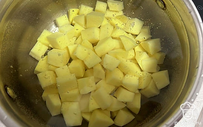 Картошку нарежьте кубиком. Залейте 1,5 литрами холодной воды. Доведите до кипения.