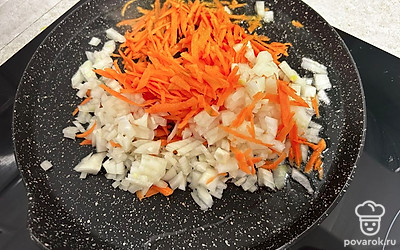 Морковь натрите на крупной терке, лук нарежьте кубиком. Обжаривайте на подсолнечном масле в течение 5 минут.
