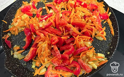 Добавьте нарезанный брусочками перец. Обжаривайте еще 5 минут.