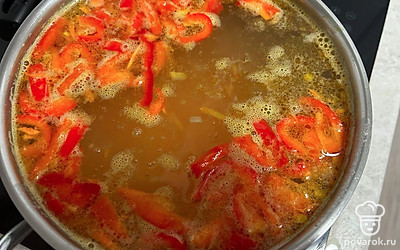 Зажарку из овощей добавьте в кастрюлю.