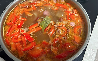 Колбаски добавьте в кастрюлю. Посолите и поперчите по вкусу, добавьте лавровый лист. Варите в течение 10 минут.