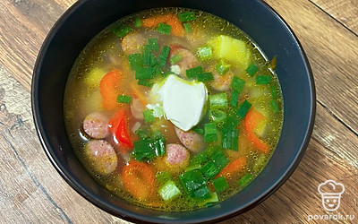 Подавайте со сметаной и зеленью. Приятного аппетита!