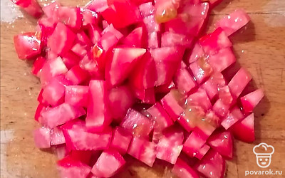 Помидор нарежьте кубиками и выложите в сковороду. Посолите, перемешайте. Накройте крышкой и готовьте до мягкости свеклы 10-15 минут.