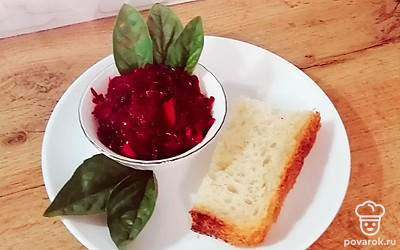 Готовую свекольную икру подавайте с хлебом или ко вторым блюдам.