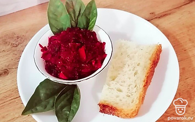 Свекольную икру ешьте теплой. Можете украсить листьями базилика. 