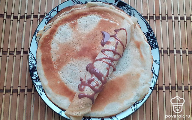 Тонкие блинчики с шоколадным сгущенным молоком — Рецепт с фото