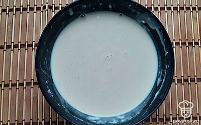 Добавьте молоко. Перемешайте. Тесто должно быть как сметана.