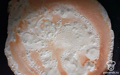 Жарьте блины на среднем огне, по 2 минуты с каждой стороны.