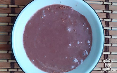 Пока блины жарятся, сделайте шоколадную сгущенку. Смешайте какао со сгущенным молоком.