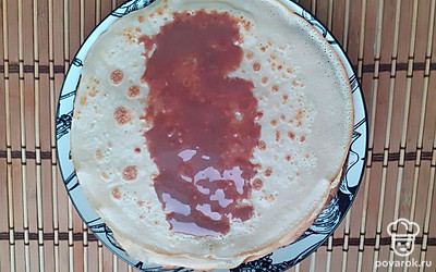 Готовые блины смажьте сгущенным молоком. Скрутите в трубочку.