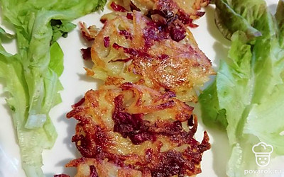 Готовые оладьи можете подавать со сметаной или с любым другим соусом.