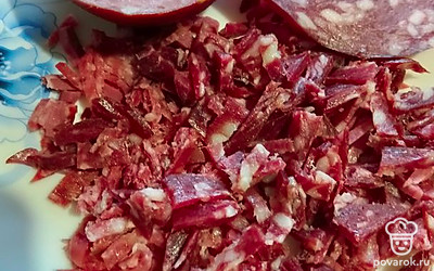 Колбасу нарежьте тонкой соломкой.