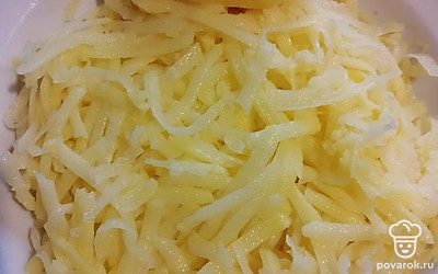 Картофель очистите, натрите на крупной терке. Смешайте колбасу и картофель, вбейте яйцо. Посолите, поперчите по вкусу и хорошо перемешайте.