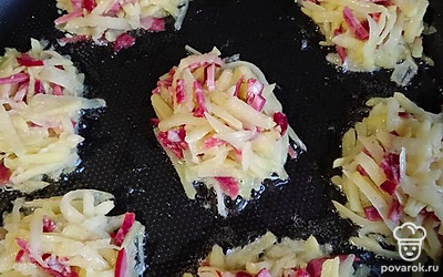 Выложите получившуюся массу столовой ложкой на сковороду с растительным маслом. Жарьте как оладьи.