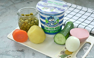 Подготовьте все ингредиенты. Предварительно отварите для оливье картошку, морковку и куриное яйцо. Тщательно промойте свежий огурец. Если кожура у огурца горчит, то ее лучше срезать. 