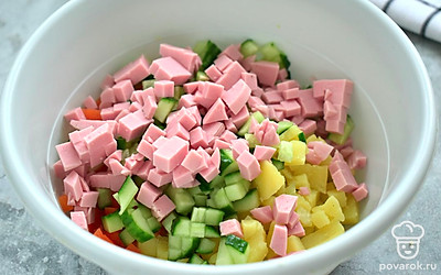 На очереди колбаса. Этот продукт измельчите аналогично, то есть кубиками.