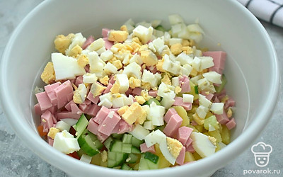  Куриные яйца нашинкуйте маленькими кусочками. Переложите в салат.