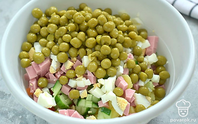Добавьте в состав салата консервированный горошек, предварительно слив с него жидкость. 