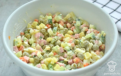 Перемешайте ингредиенты. Салат готов.