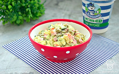 Салат оливье станет отличным украшением любого стола и порадует гостей своим вкусом и оригинальностью. Подавайте его охлажденным и наслаждайтесь атмосферой праздника в компании близких. Приятного аппетита!