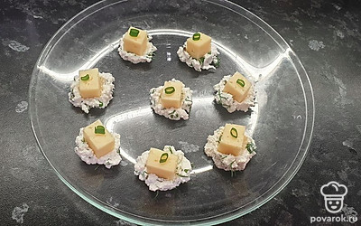 Перед подачей на стол украсьте блюдо свежим укропом. 