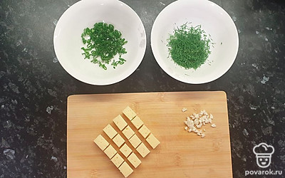 Зелень порубите ножом, чеснок мелко нашинкуйте. Сыр нарежьте кубиками. 
