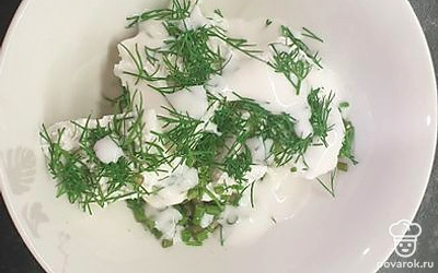 Творог, сливки и зелень поместите в миску. 